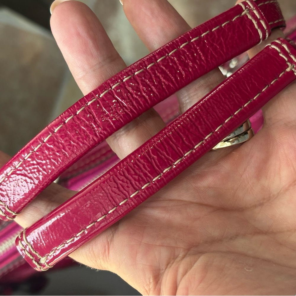 โจ COACH Berry Pink Signature Patent Leather Tote - Iconic stitched "C" pattern - Picture 9 of 16